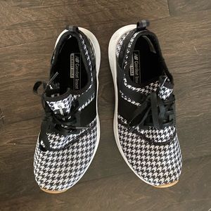 New Balance Houndstooth Size 7 Tennis Shoes